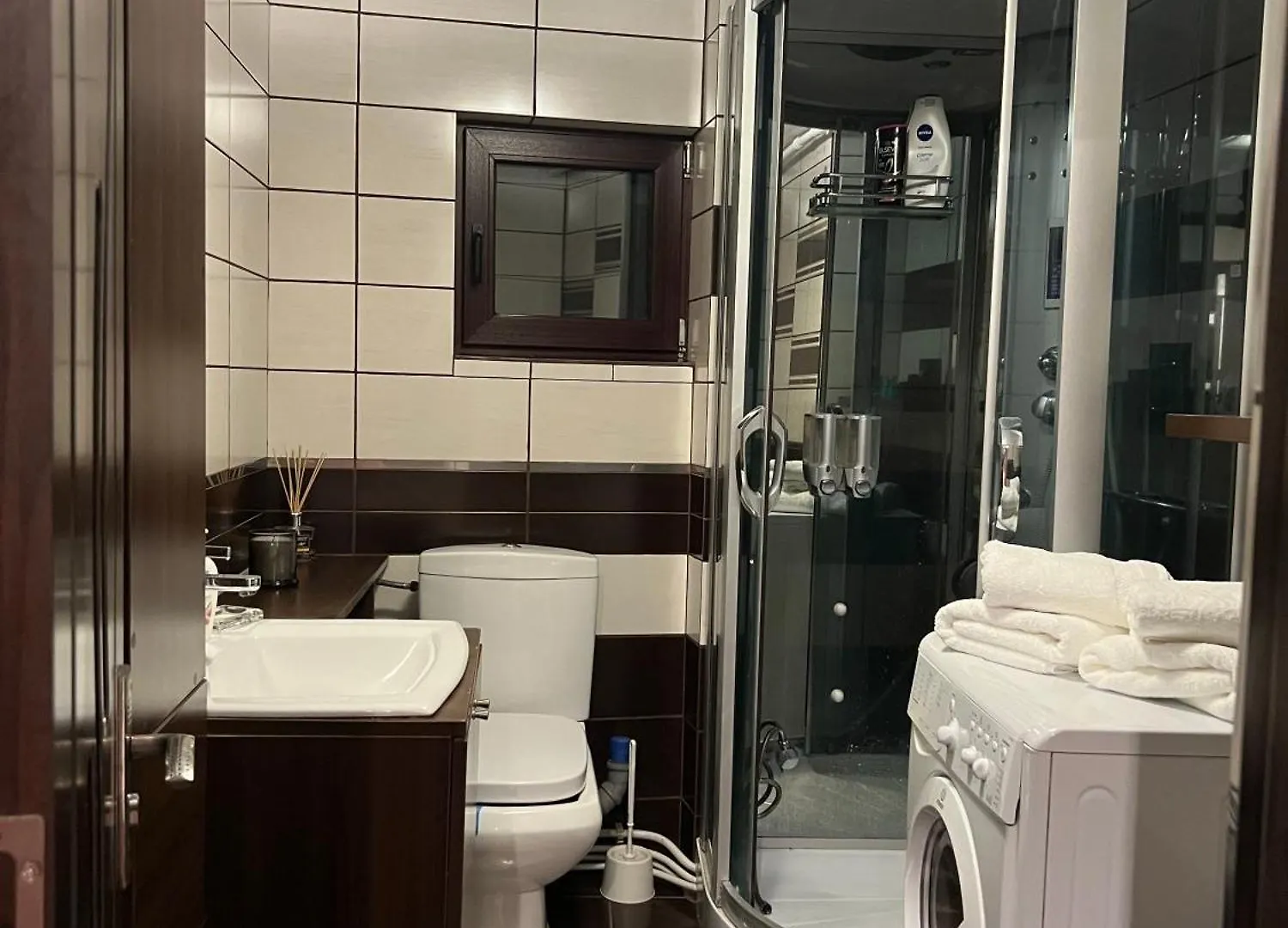 Urban Oasis: Central Location Apartment Bucharest