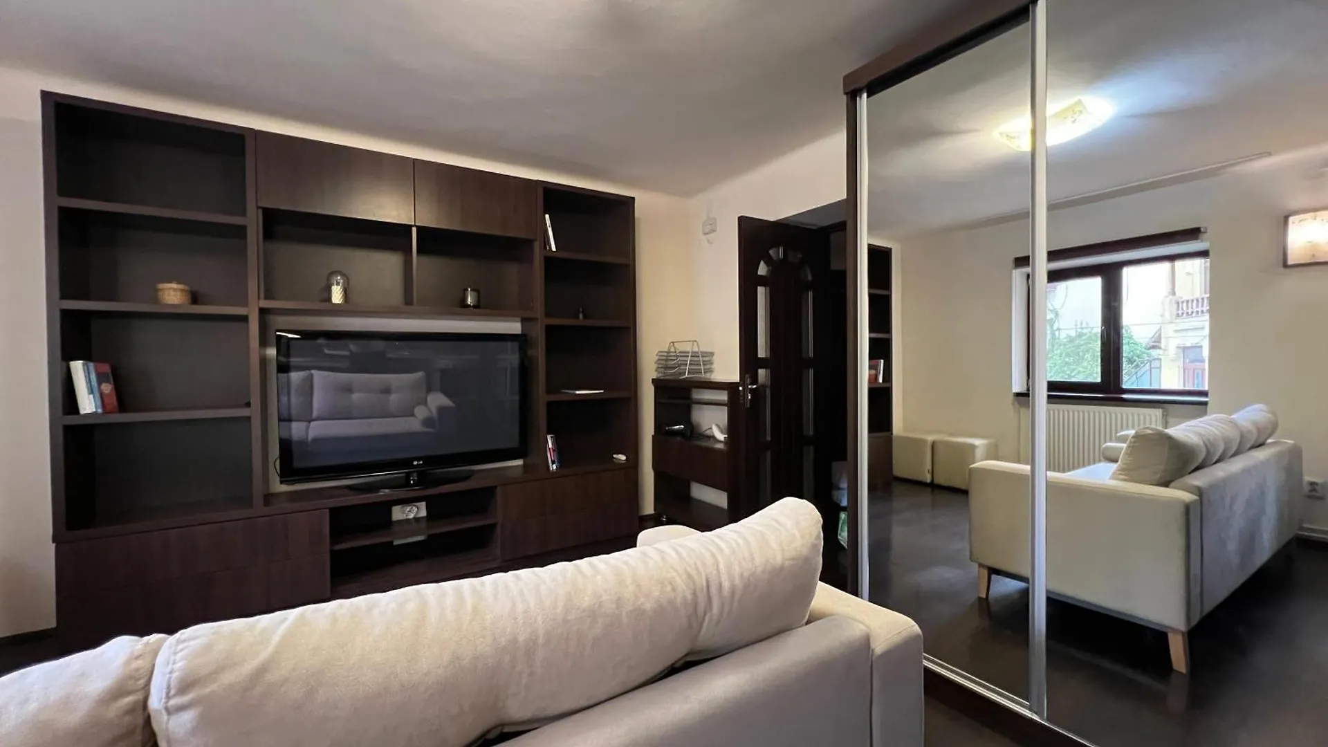 Urban Oasis: Central Location Apartment Bucharest